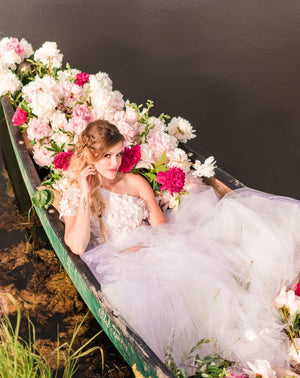 
                  
                    Load image into Gallery viewer, Bridal Box - 25 to 100 stems
                  
                